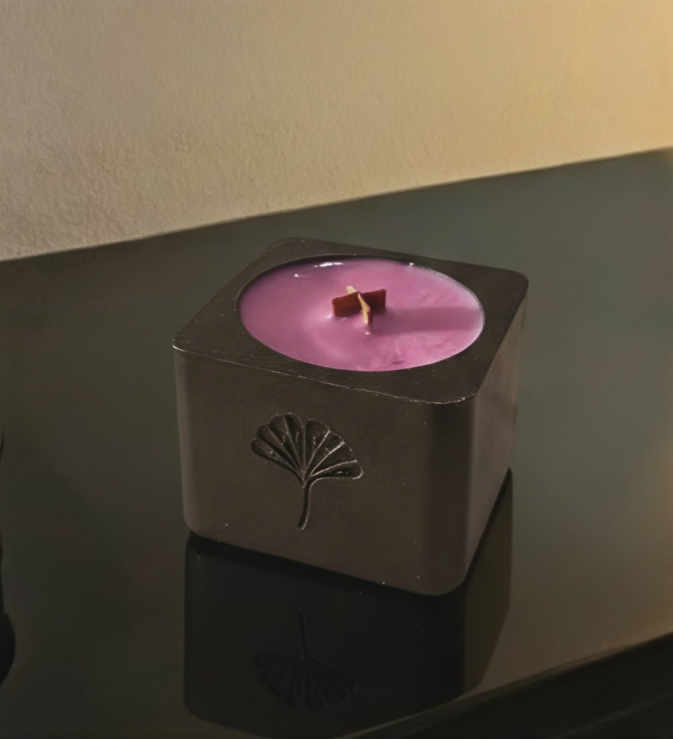 Bougie parfumée Ginkgo en Jesmonite avec mèche en bois