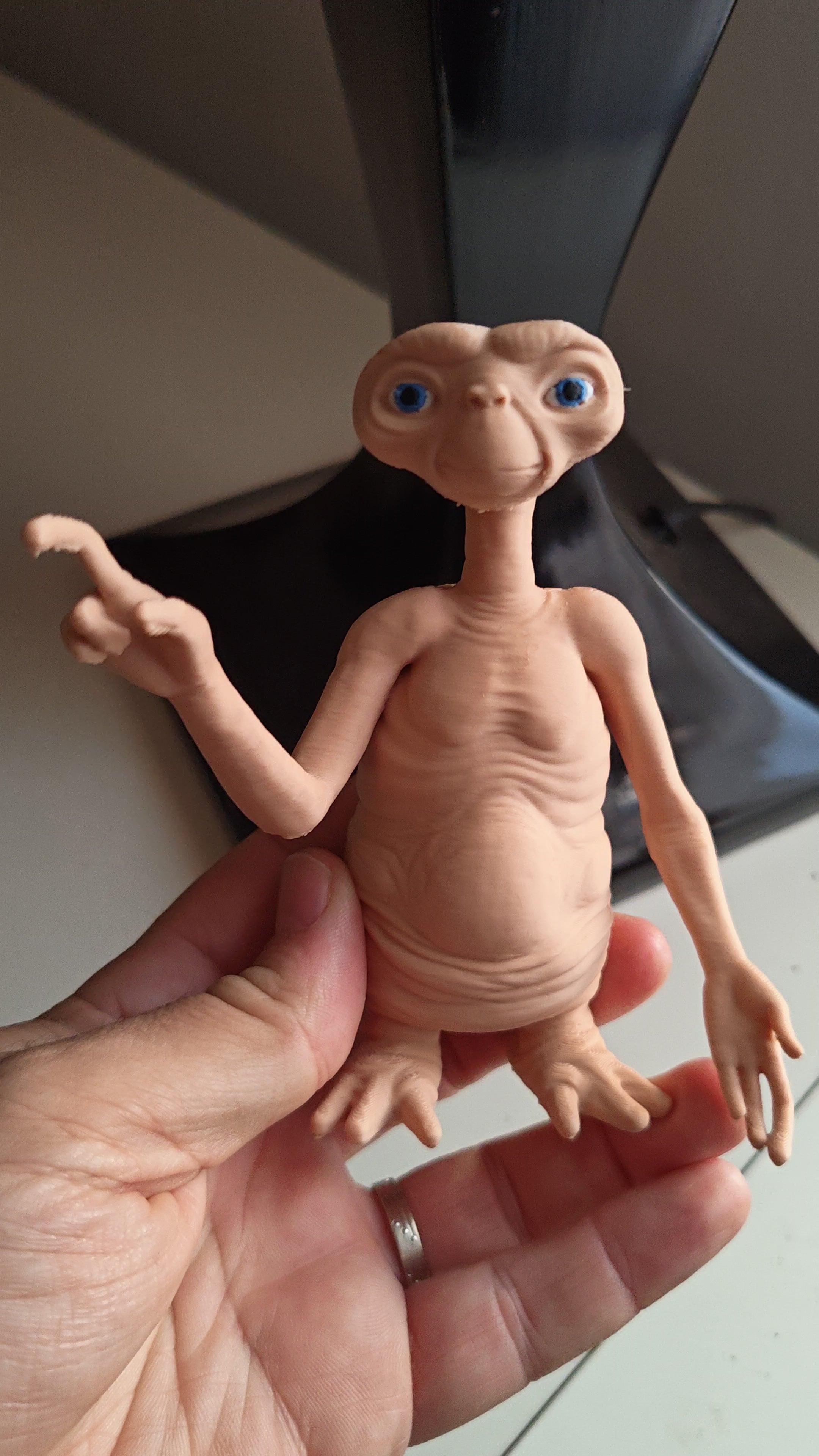 Figurine alien rétro imprimée en 3D – déco pop culture années 80