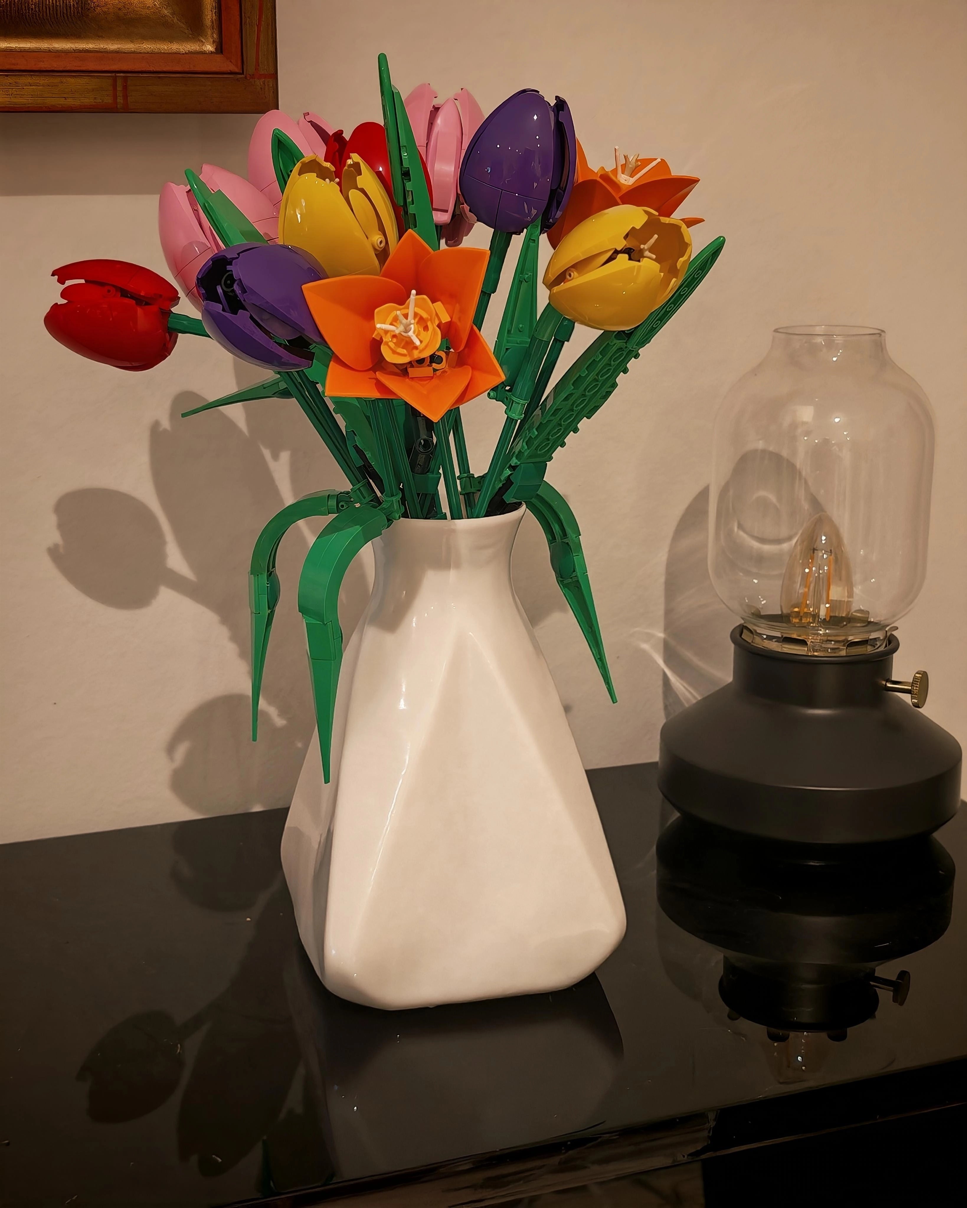 Vase triangulaire blanc en situation déco avec bouquet de fleurs LEGO®