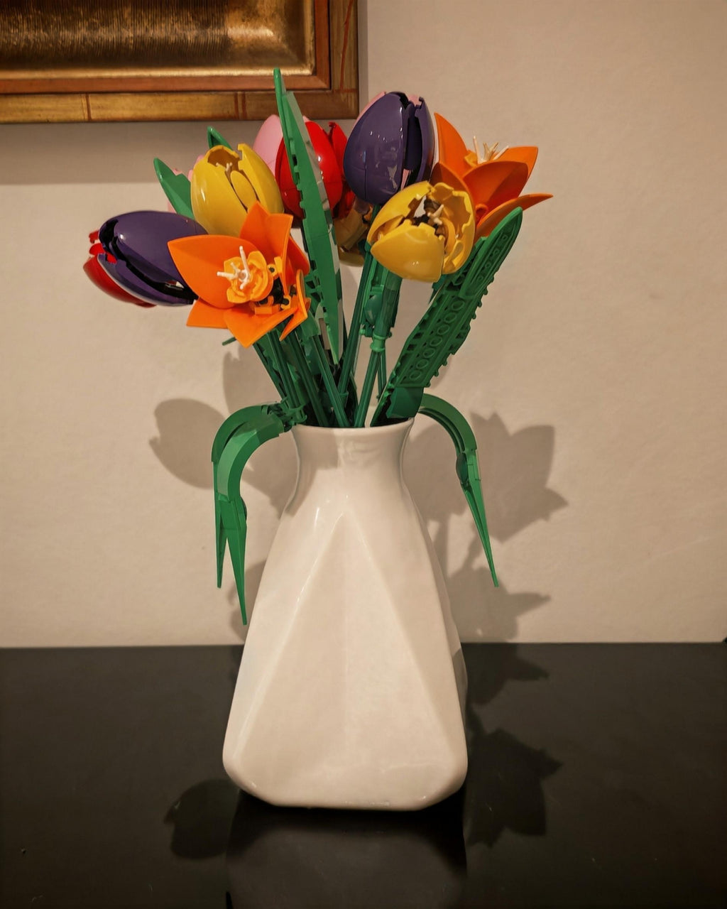 Vase triangulaire blanc imprimé en 3D avec bouquet de fleurs LEGO®